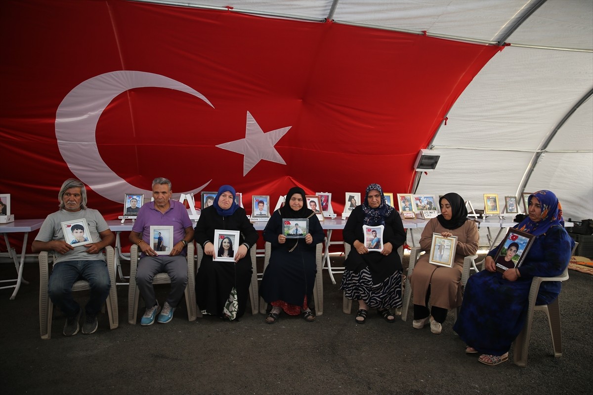 Dağa kaçırılan çocuklarına kavuşma ümidiyle eski HDP il binası önünde oturma eylemi yapan...