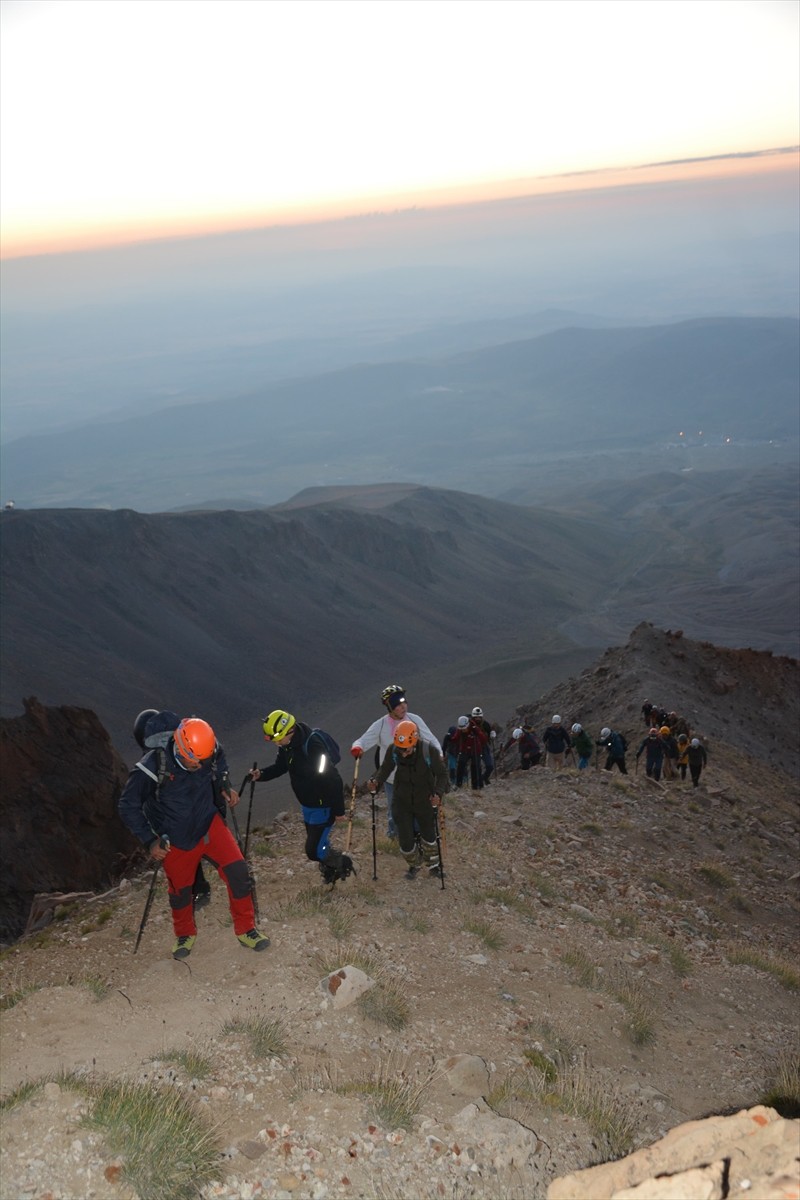 Dağcılar Kıbrıs şehitlerini anmak için Erciyes Dağı'nın zirvesine 51'inci kez tırmandı. Kıbrıs...