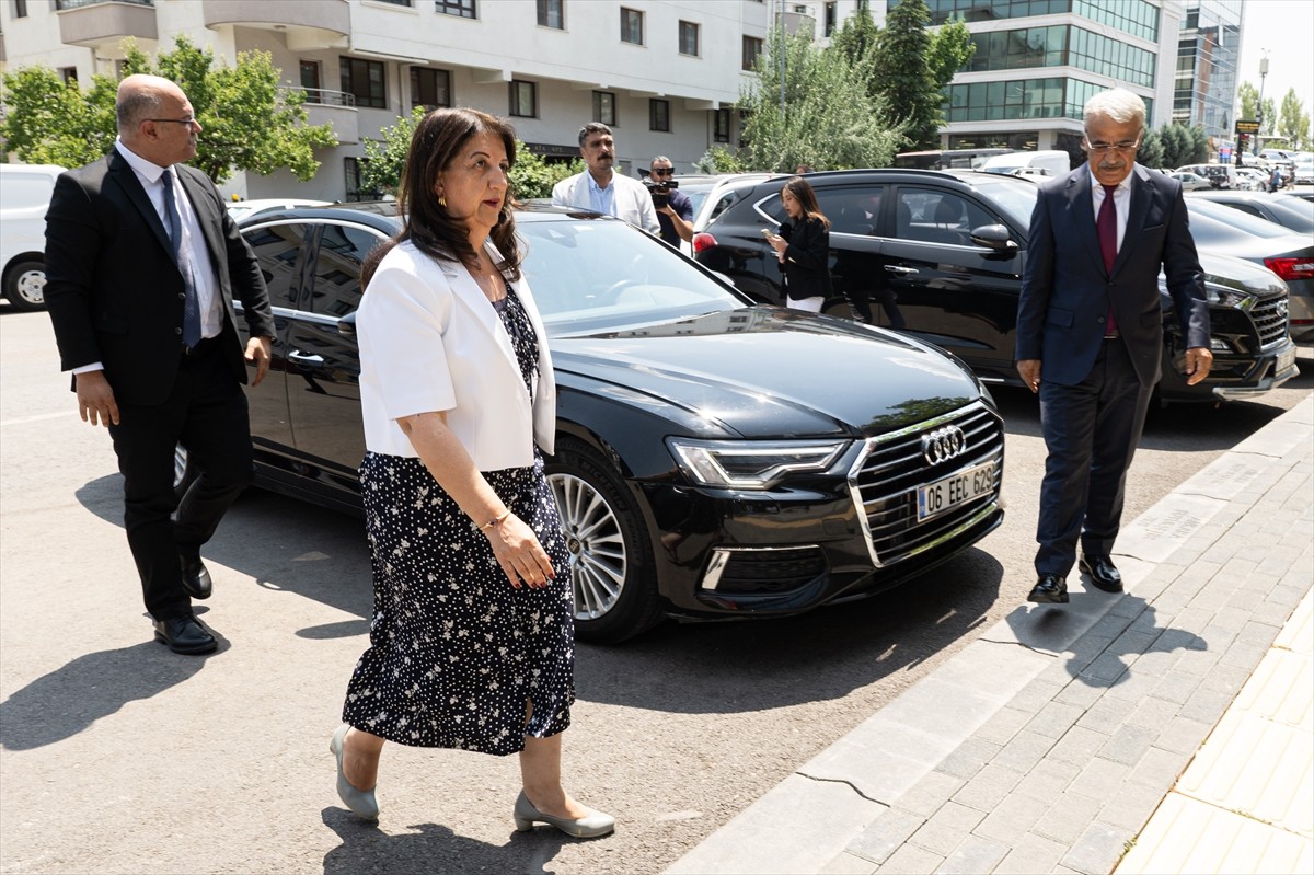 DEM Parti heyeti, Gelecek Partisi Genel Başkanı Ahmet Davutoğlu'nu ziyaret etti. DEM Parti...