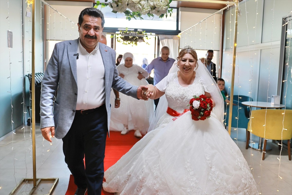 Denizli'nin Pamukkale ilçesinde yaşayan down sendromlu Gülizar Kızılhan ve Selma Erfidan'ın gelin...