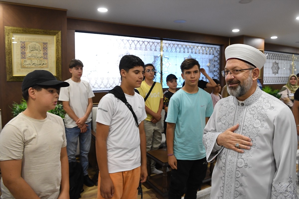 Diyanet İşleri Başkanı Ali Erbaş, Fransa'dan gelen öğrencileri kabul etti. Diyanetten yapılan...