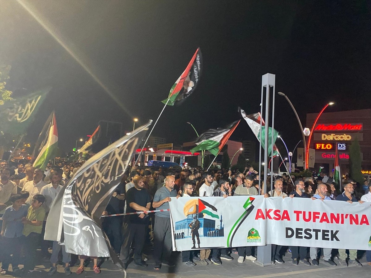 Diyarbakır'da, İsrail'in Gazze'ye yönelik saldırıları protesto edildi. Peygamber Sevdalıları Vakfı...