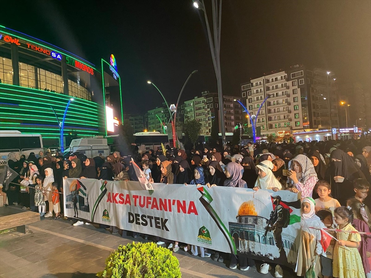 Diyarbakır'da, İsrail'in Gazze'ye yönelik saldırıları protesto edildi. Peygamber Sevdalıları Vakfı...