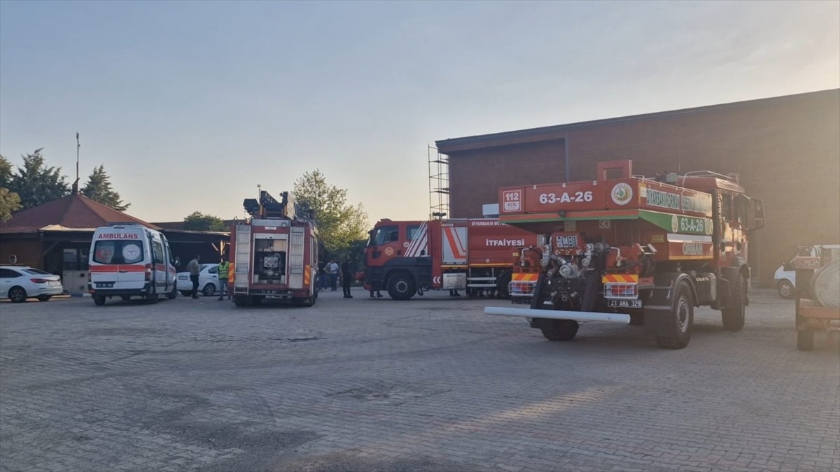 Diyarbakır'da Kent Orman'da bir kafede çıkan yangın, itfaiye ekiplerince söndürüldü.