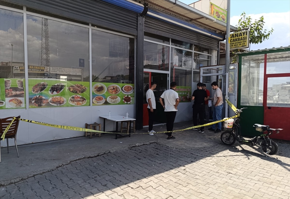 Diyarbakır'ın Bismil ilçesinde 2 kardeş arasında çıkan silahlı kavgada çevredeki 2 kişi...