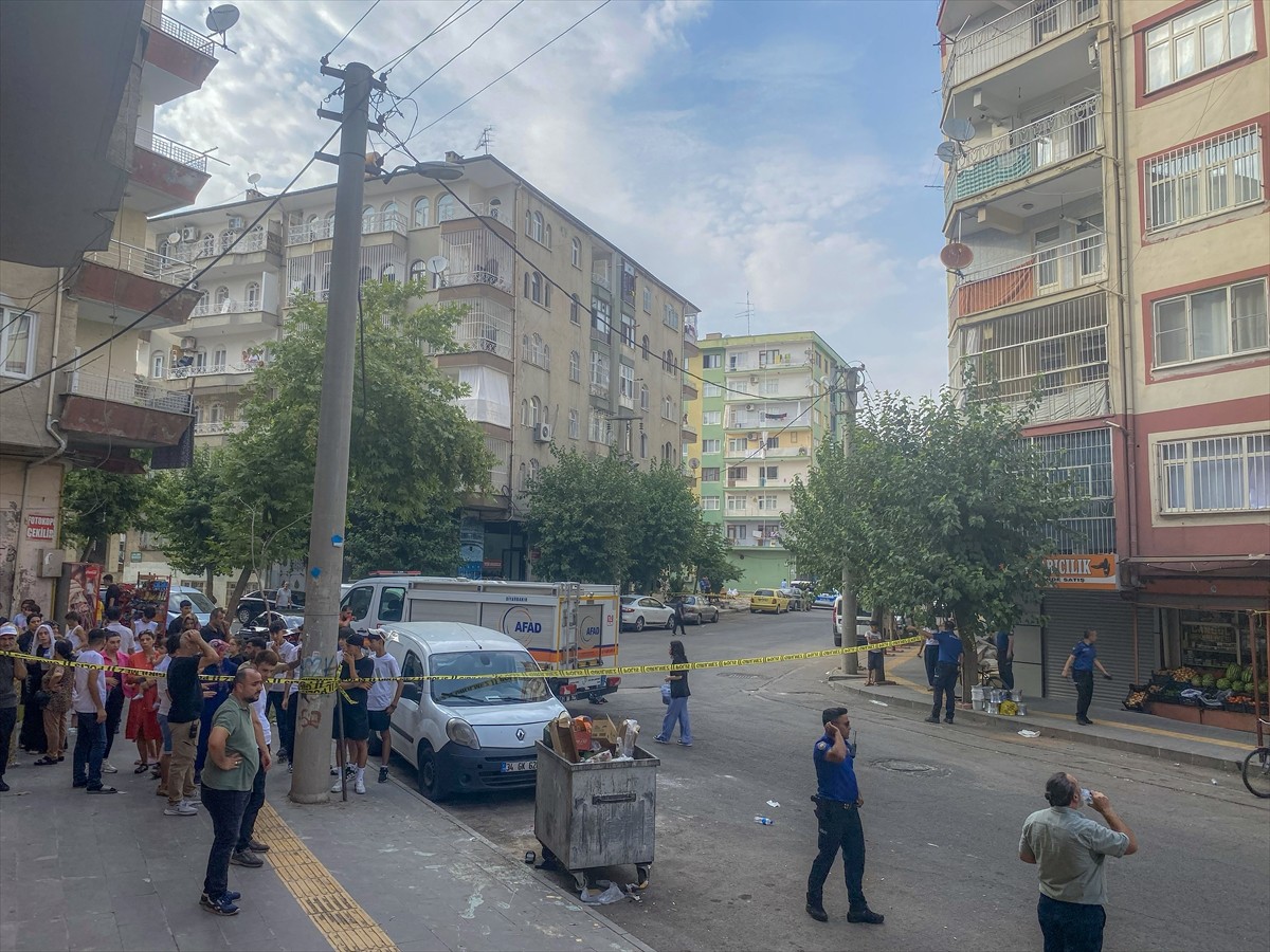 Diyarbakır'ın merkez Yenişehir ilçesinde, vatandaşlar tarafından sallandığı ihbarı yapılan 7 katlı...