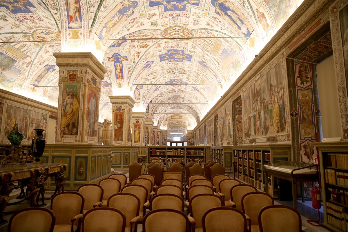 Dünyanın 500 yılı aşkın geçmişiyle en eski kütüphanelerinden Vatikan Apostolik Kütüphanesi, 80...