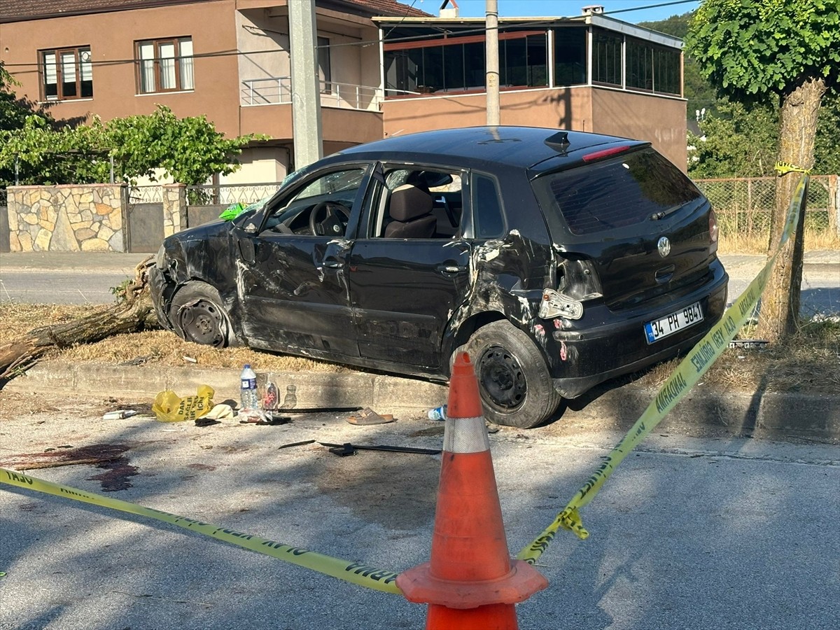 Düzce'de hafriyat kamyonuyla otomobilin çarpıştığı kazada 8 yaşındaki çocuk hayatını...