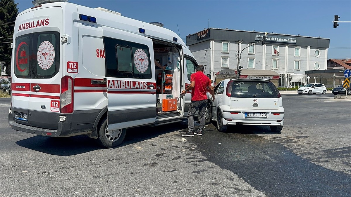 Düzce'de otomobil ile ambulansın çarpışması sonucu 2 kişi yaralandı.