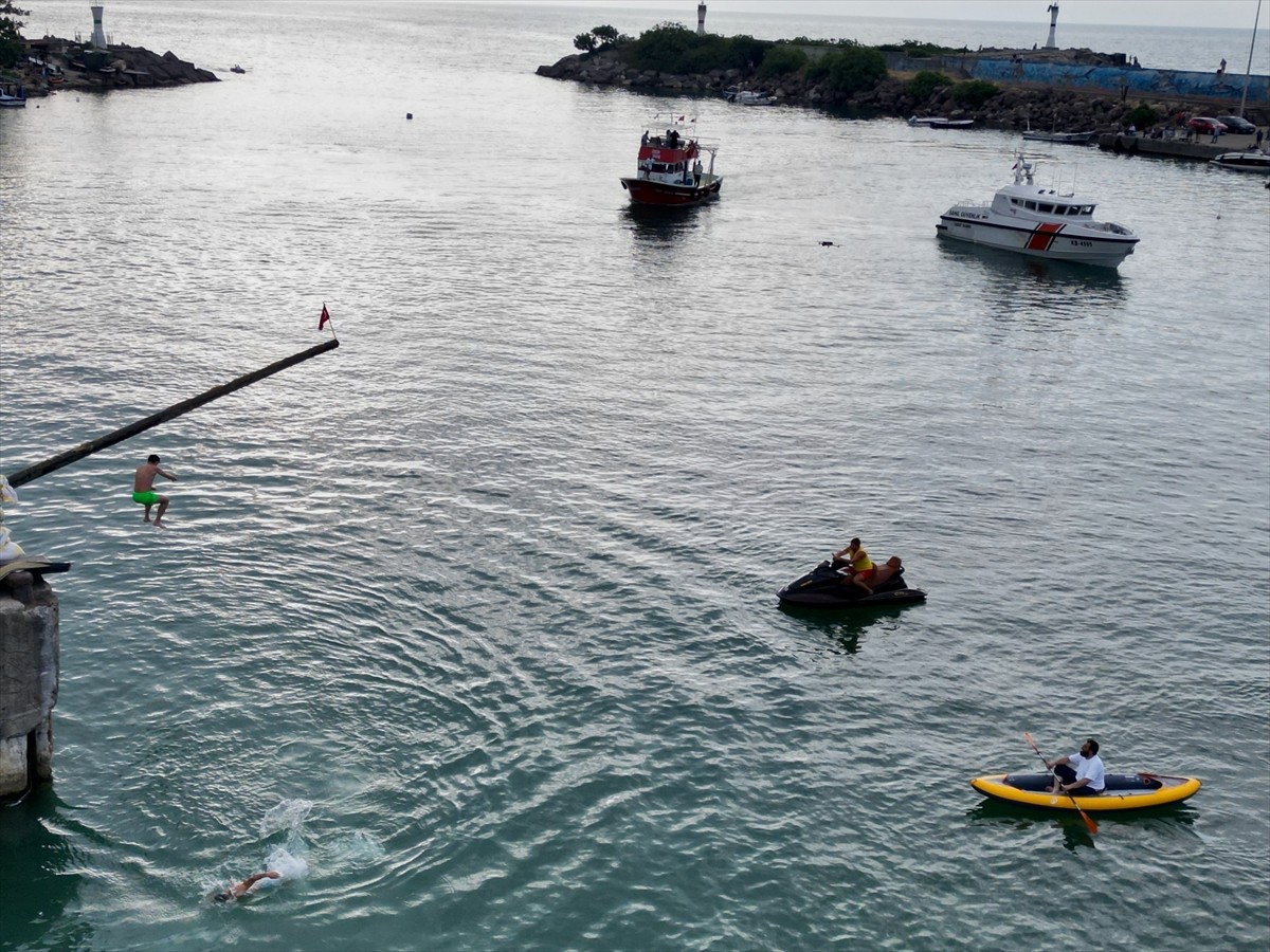Düzce'nin Akçakoca ilçesinde, 1 Temmuz Denizcilik ve Kabotaj Bayramı dolayısıyla tören düzenlendi....