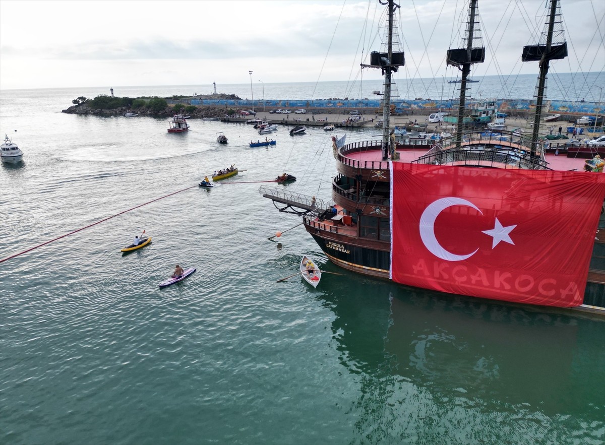 Düzce'nin Akçakoca ilçesinde, 1 Temmuz Denizcilik ve Kabotaj Bayramı dolayısıyla tören düzenlendi....