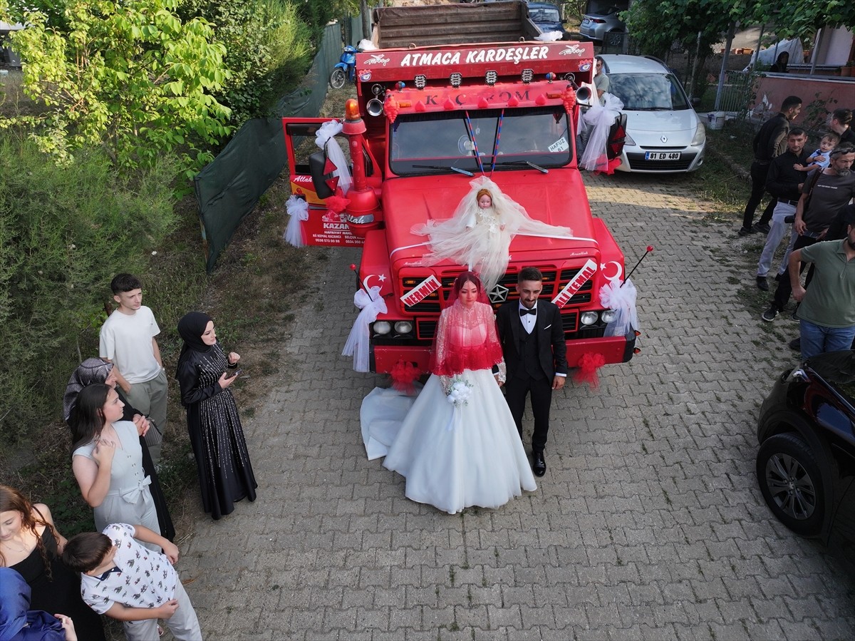 Düzce'nin Kaynaşlı ilçesinde kamyon şoförlüğü yapan Ali Kemal Kazancı, mutlu gününde aracını gelin...