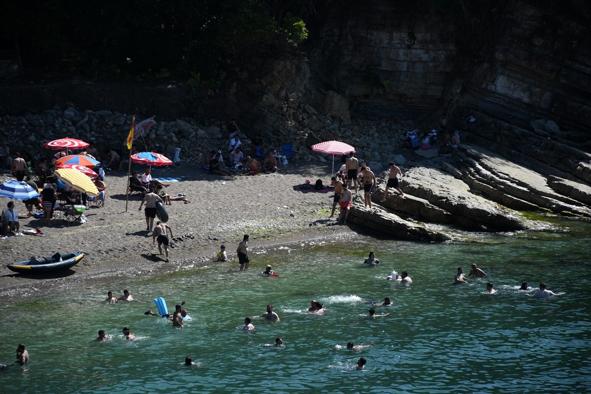 Düzce'nin turizm ilçesi Akçakoca'da sıcak havadan bunalanlar sahillerde yoğunluk oluşturdu. Hafta...