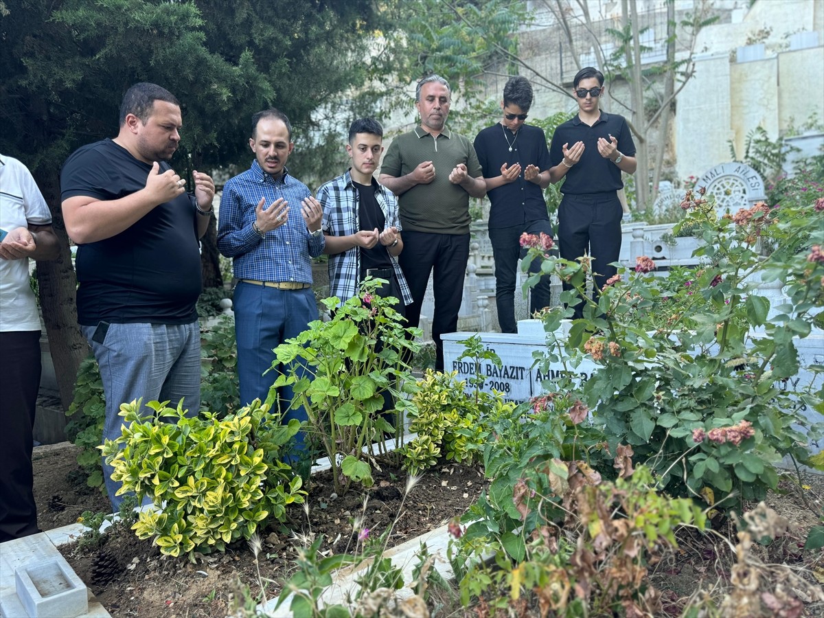 Edebiyat çevrelerince "Yedi Güzel Adam"dan biri olarak anılan, Türk şiirinin önemli isimlerinden...
