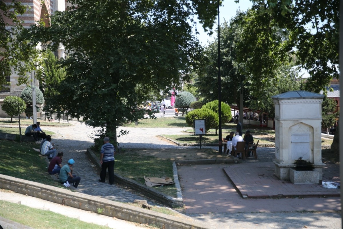 Edirne'de etkili olan sıcak hava günlük yaşamı olumsuz etkiliyor. Bunaltıcı sıcaktan korunmak...