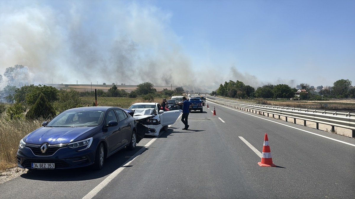 Edirne'de geniş bir alanda etkili olan anız yangınını söndürme çalışmaları devam ediyor. D-100...