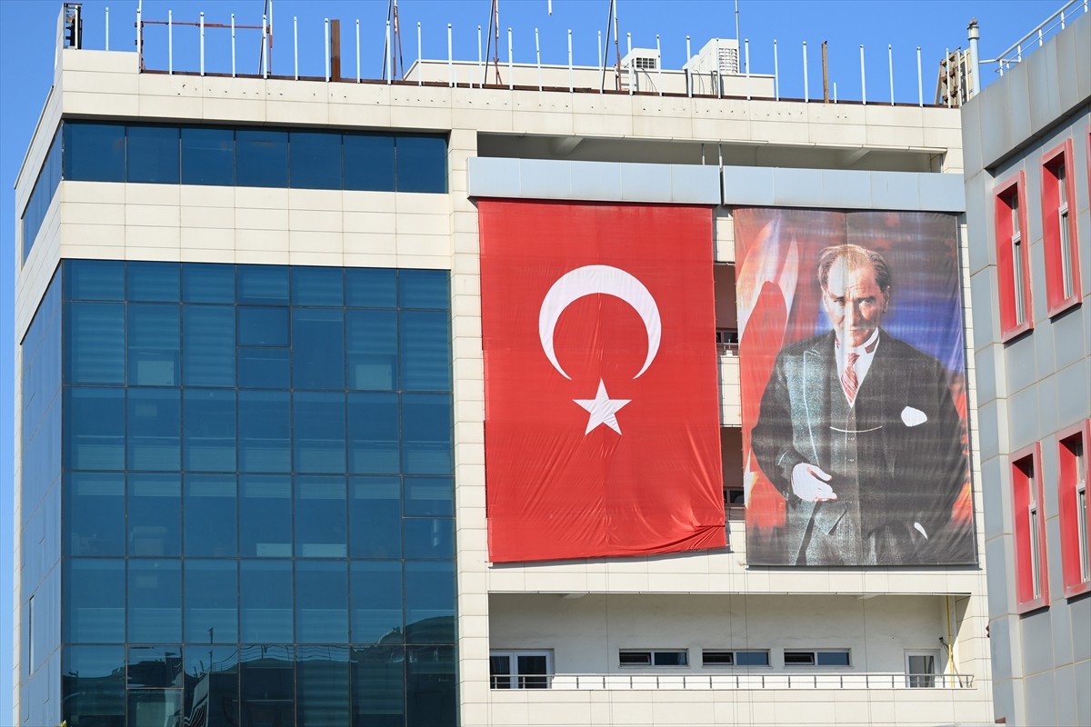 Edirne'de kamu kurumu binalarına "Terörsüz Türkiye"ye destek için Türk bayrağı asıldı.