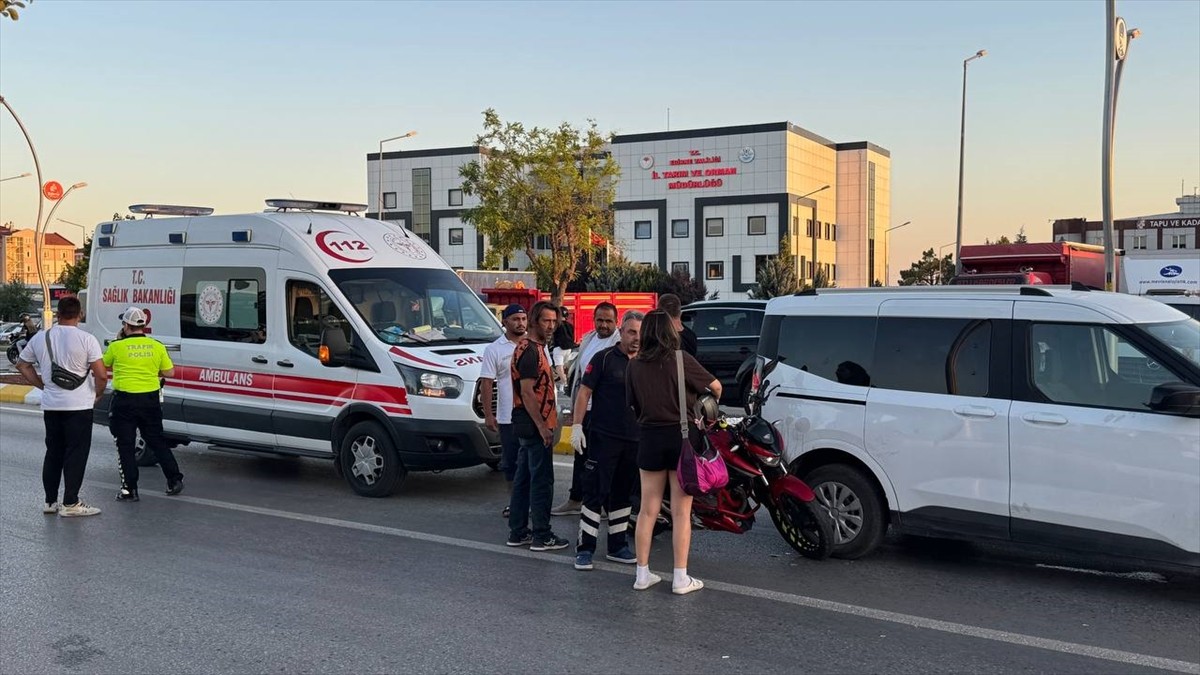 Edirne'de motosikletle hafif ticari aracın karıştığı kazada motosiklet sürücüsü yaralandı. Olay...