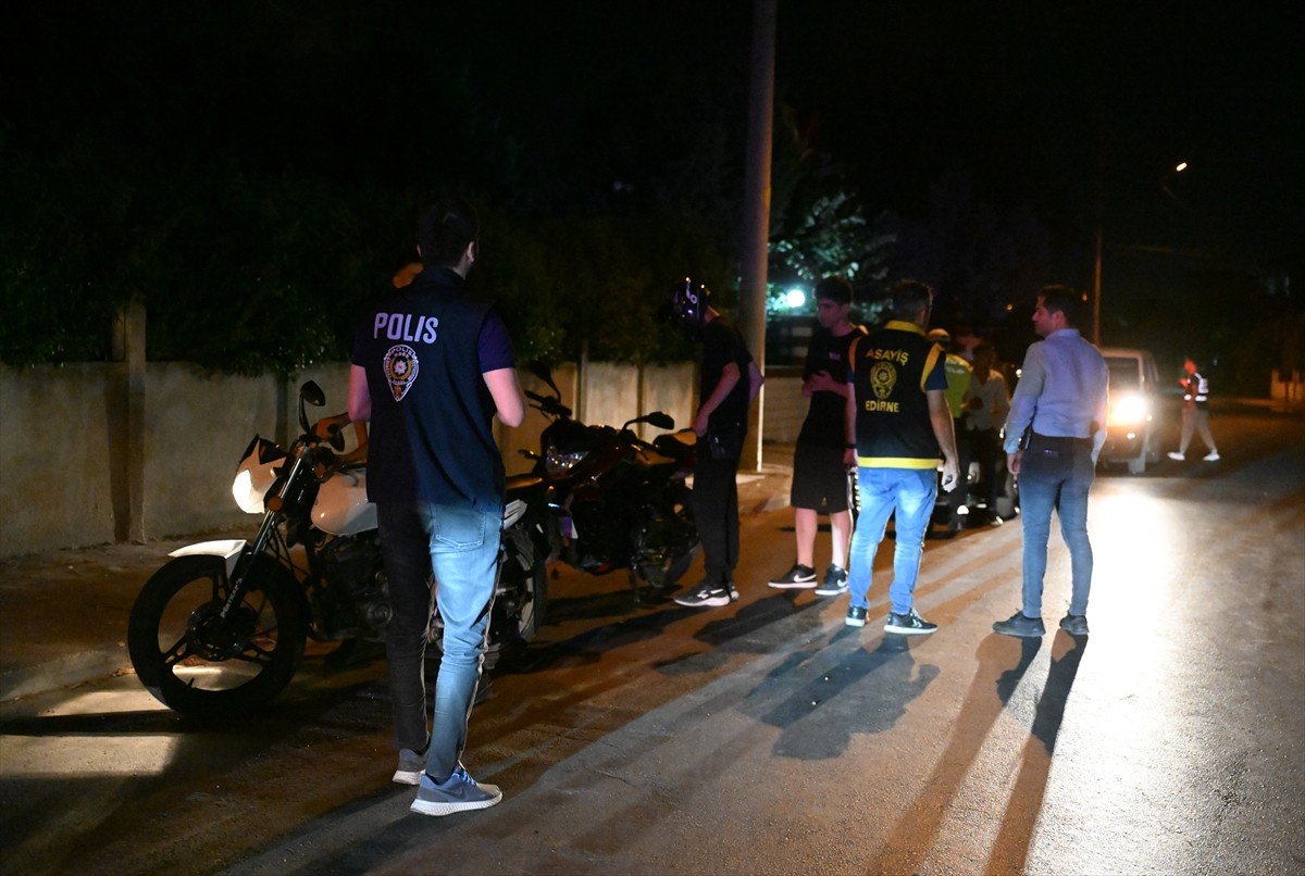 Edirne'de polisin "dur" ihtarına uymayan alkollü sürücü polis ekiplerince yakalandı.