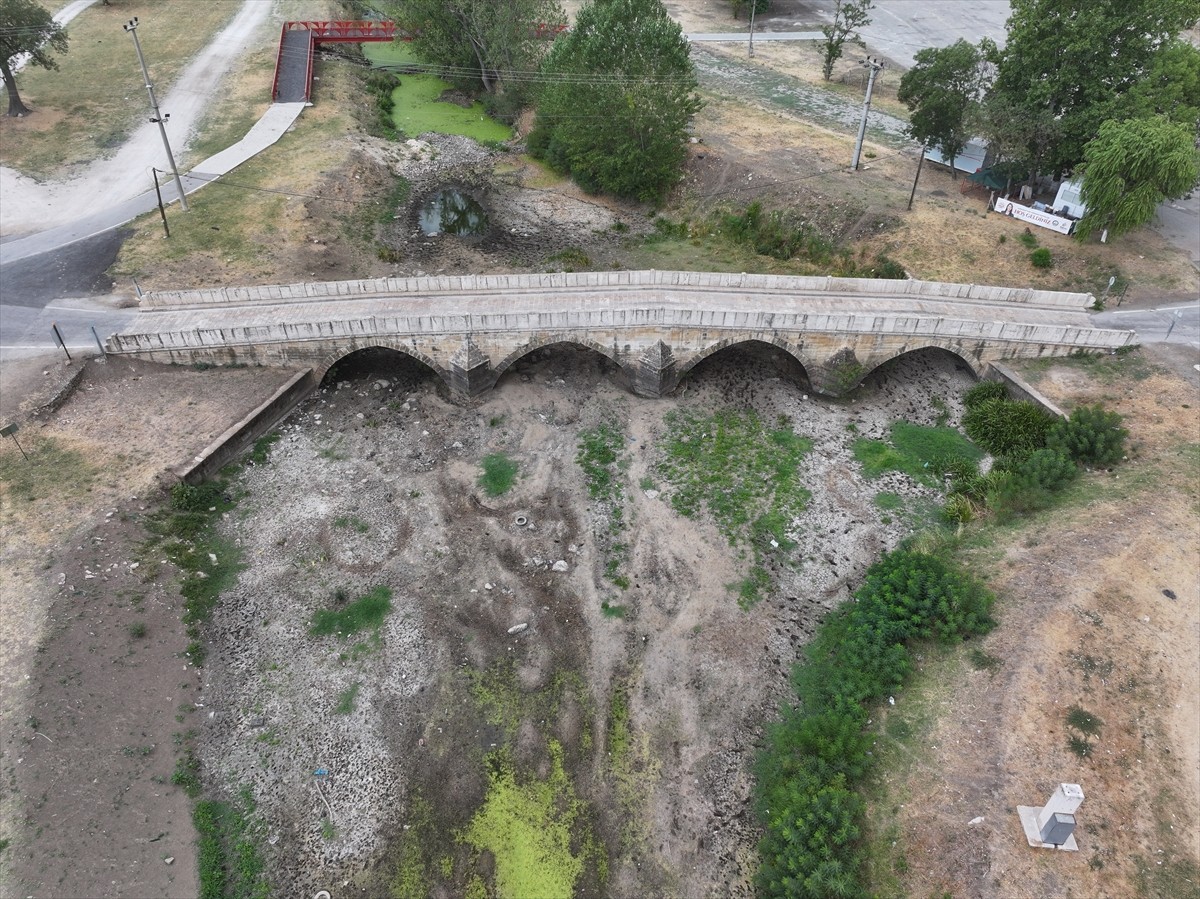 Edirne'deki Tunca Nehri'nde kuraklık ve tarımsal faaliyetler nedeniyle su akışı durdu.