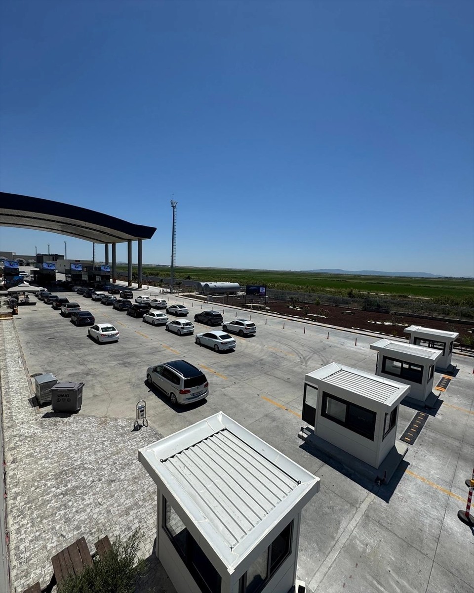 Edirne'nin İpsala ilçesindeki İpsala Gümrük Kapısı'nda, ülkeye giriş yapan yolcuların işlemlerini...