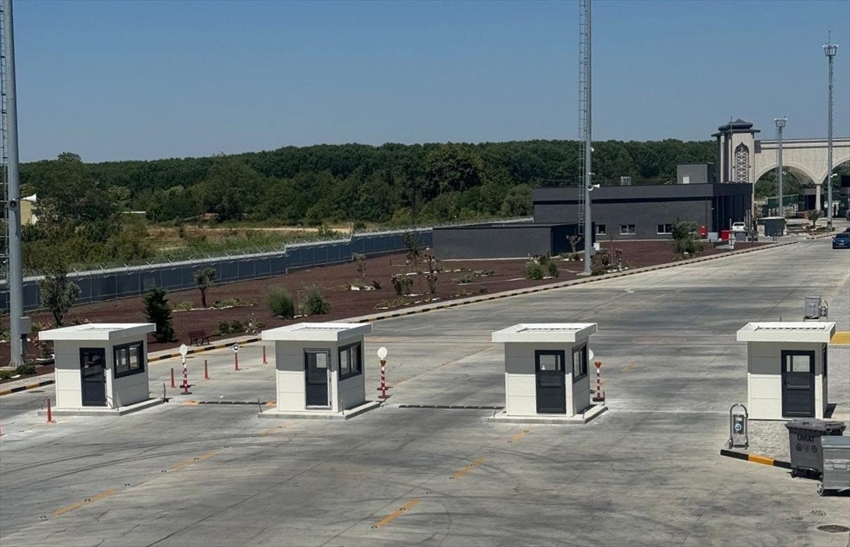 Edirne'nin İpsala ilçesindeki İpsala Gümrük Kapısı'nda, ülkeye giriş yapan yolcuların işlemlerini...