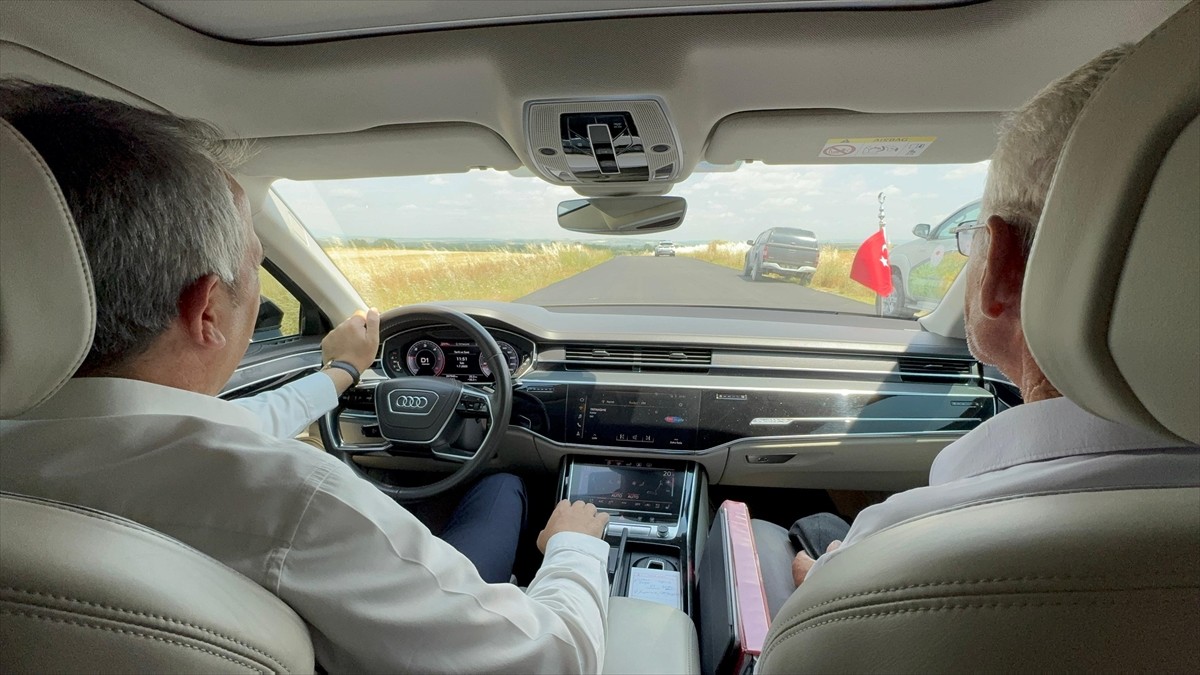 Edirne Valisi Yunus Sezer, direksiyon başına geçerek "otoyol" kalitesinde sıcak asfaltla kaplanan...