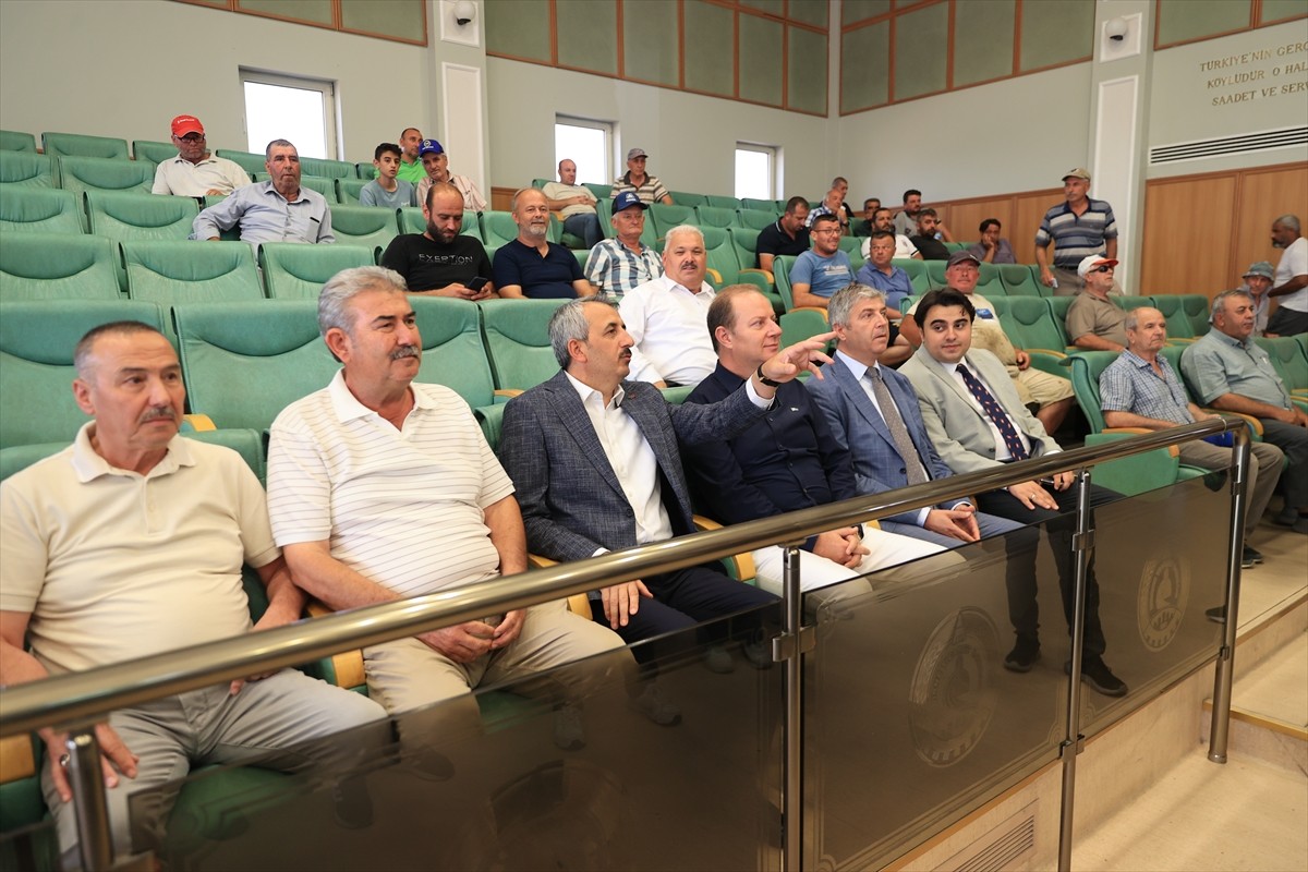 Edirne Valisi Yunus Sezer, Edirne Ticaret Borsası (ETB) salon satışlarıyla çiftçi ve tüccarlara...