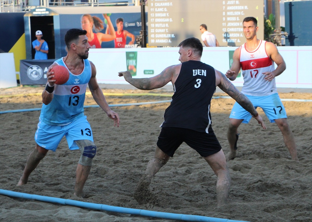 EHF Avrupa Plaj Hentbolu Şampiyonası, Antalya'nın Alanya ilçesinde grup maçlarıyla devam ediyor. A...