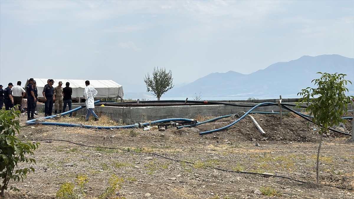 Elazığ'da 1'i kadın 2 kişi sulama havuzunda ölü bulundu. İhbar üzerine bölgeye 112 Acil Sağlık ve...