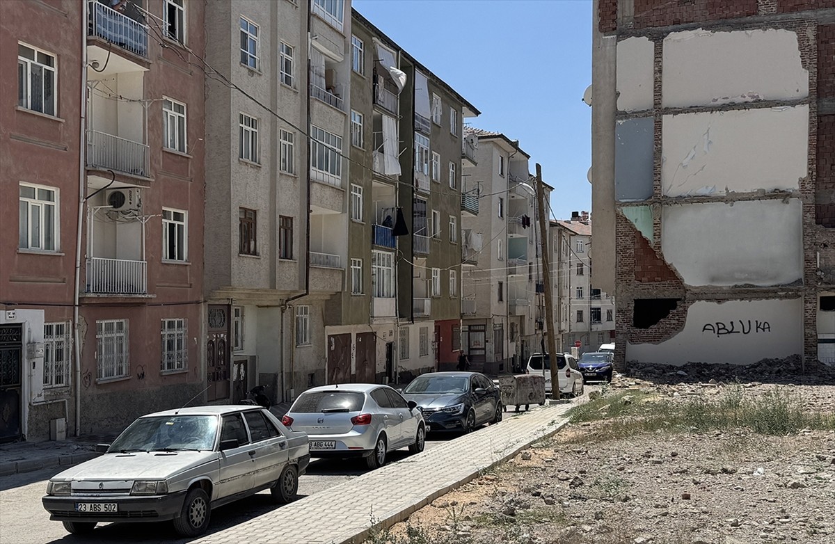 Elazığ'da, Kültür Mahallesi Kayısılı Sokak'ta çöp konteynerinde yeni doğmuş bebek...