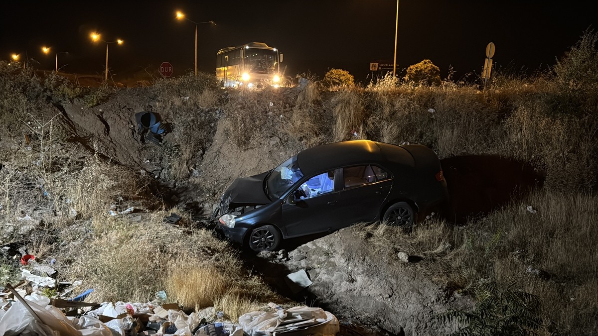 Elazığ'da şarampole devrilen otomobildeki 5 kişi yaralandı.