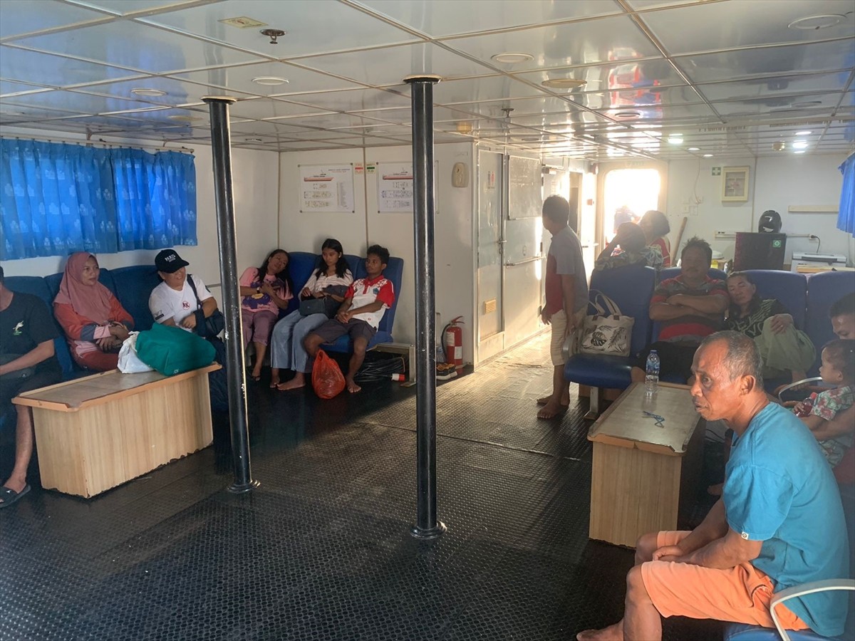 Endonezya'nın Kuzey Sulawesi eyaleti açıklarında yolcu feribotunun alev alması sonucu ilk...