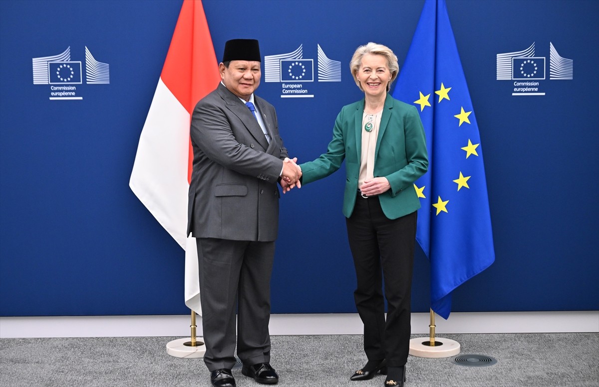 Endonezya Devlet Başkanı Prabowo Subianto (solda), Brüksel’de AB Komisyonu Başkanı Ursula von der...