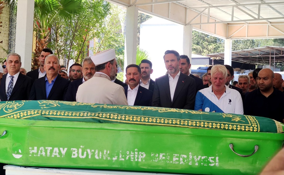 Enerji ve Tabii Kaynaklar Bakanı Alparslan Bayraktar'ın (sağ 3) 83 yaşında hayatını kaybeden...