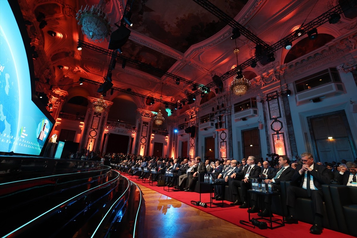 Enerji ve Tabii Kaynaklar Bakanı Alparslan Bayraktar, Avusturya'nın başkenti Viyana'da "Birlikte...