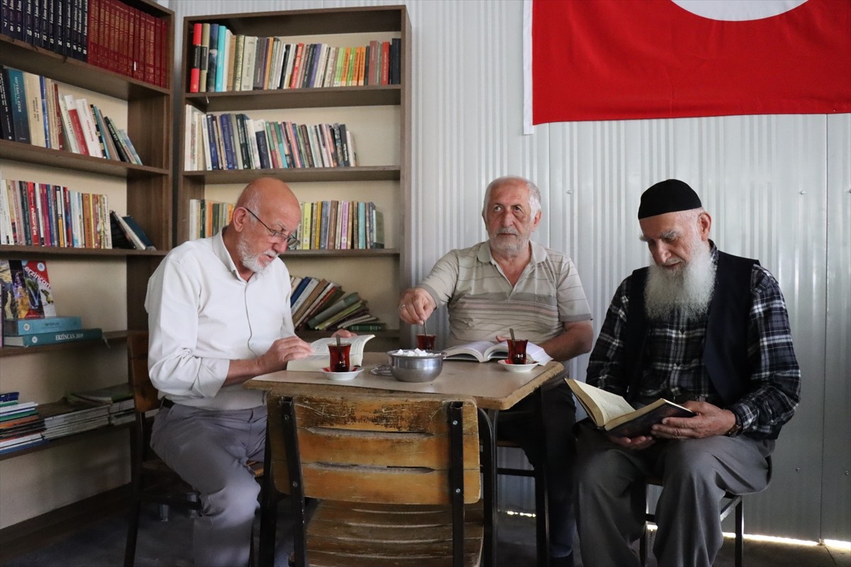 Erzincan'da kitaplık kazandırılan cami altındaki çay ocağı, mahallenin adeta kültür merkezi oldu....