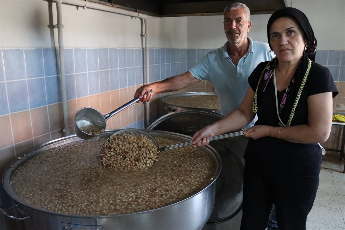 Erzincan'da muharrem ayı dolayısıyla vatandaşlara aşure ikram edildi.  Hacı Bektaş Veli Anadolu...
