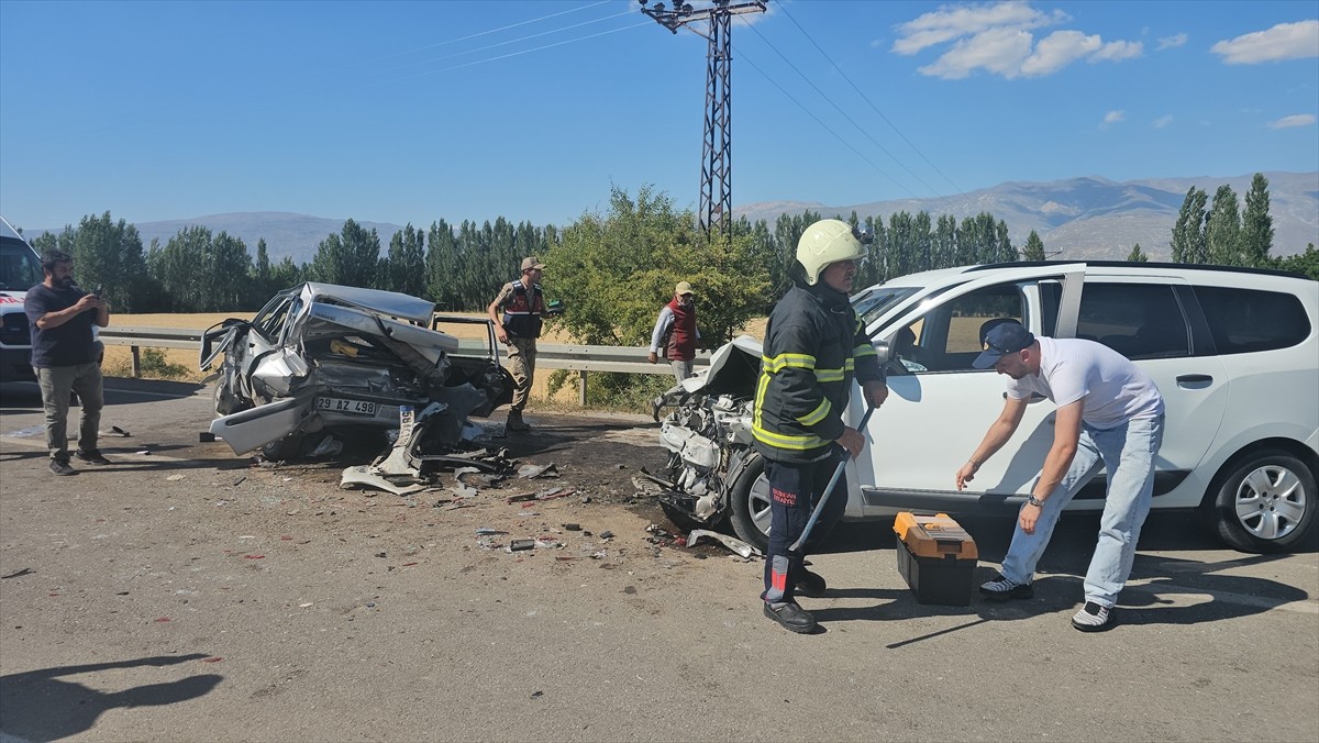 Erzincan’da 3 aracın karıştığı zincirleme trafik kazasında 1'i çocuk 5 kişi yaralandı.
