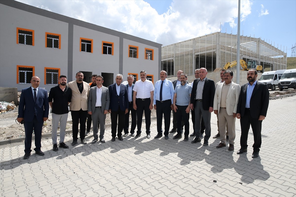 Erzurum'da 8 bin kişinin istihdam edileceği 7 milyar liralık yatırımla kurulan 2. Organize Sanayi...