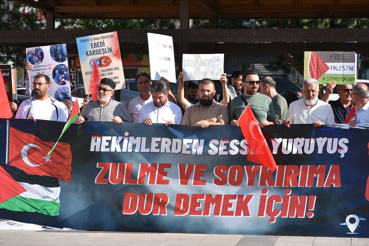 Erzurum'da hekimler ve sağlık çalışanları, İsrail'in Gazze'ye yönelik saldırılarını protesto etmek...