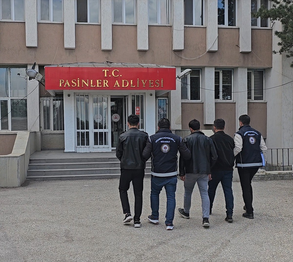 Erzurum'da, iki farklı araçla göçmen kaçakçılığı yaptıkları iddiasıyla gözaltına alınan 3 zanlı...