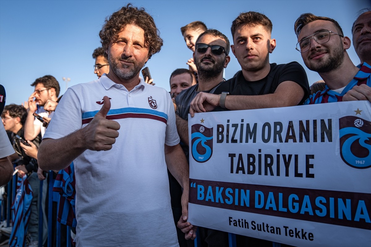 Erzurum'da, ikinci etap kamp çalışmalarına devam eden Trabzonspor'da futbolcular, taraftarla bir...