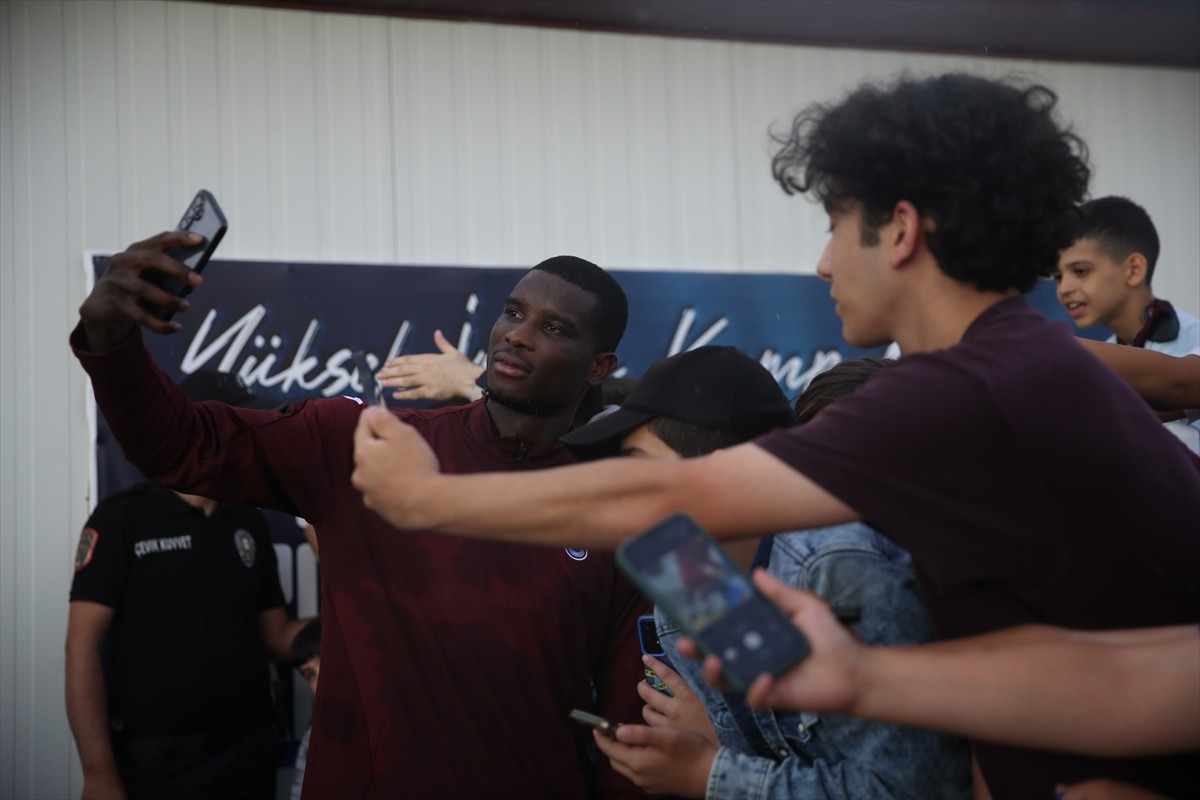 Erzurum'da, ikinci etap kamp çalışmalarına devam eden Trabzonsporlu futbolcular, yağmurlu havada...