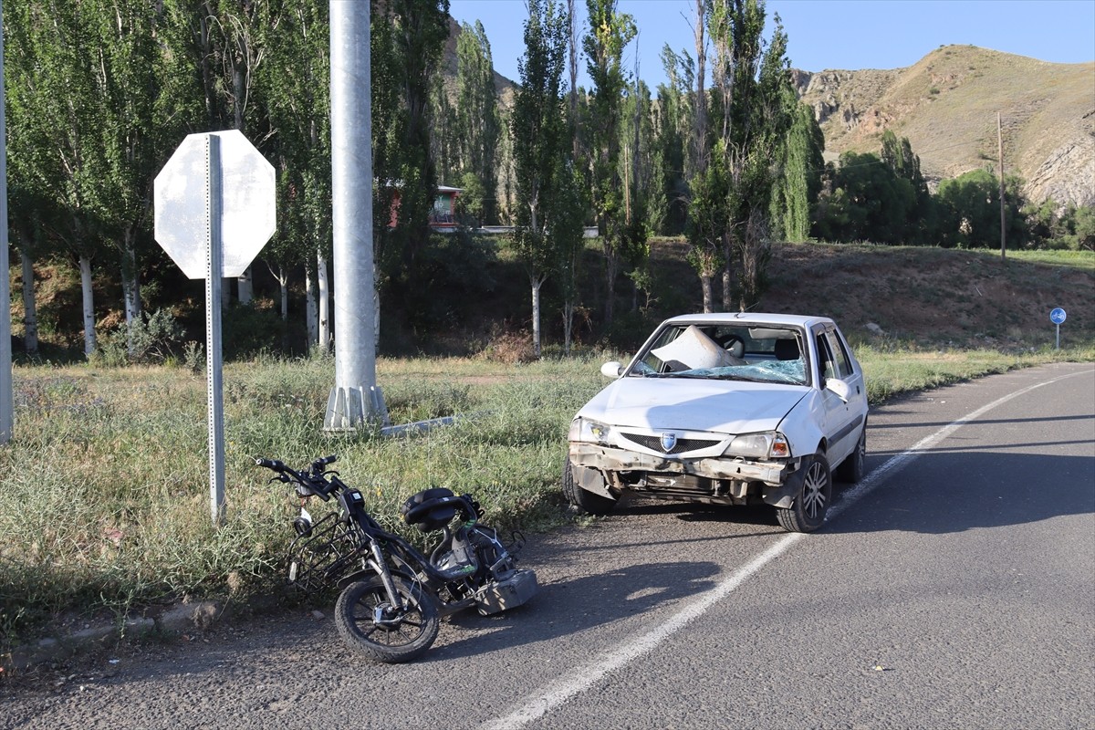 Erzurum&#039;un Narman ilçesinde otomobil ile elektrikli bisikletin çarpışması sonucu 2&#039;si ağır 3 kişi...