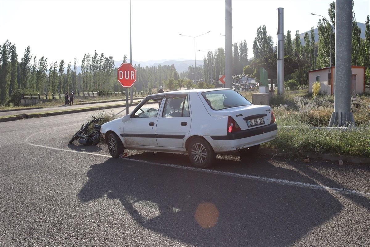 Erzurum&#039;un Narman ilçesinde otomobil ile elektrikli bisikletin çarpışması sonucu 2&#039;si ağır 3 kişi...