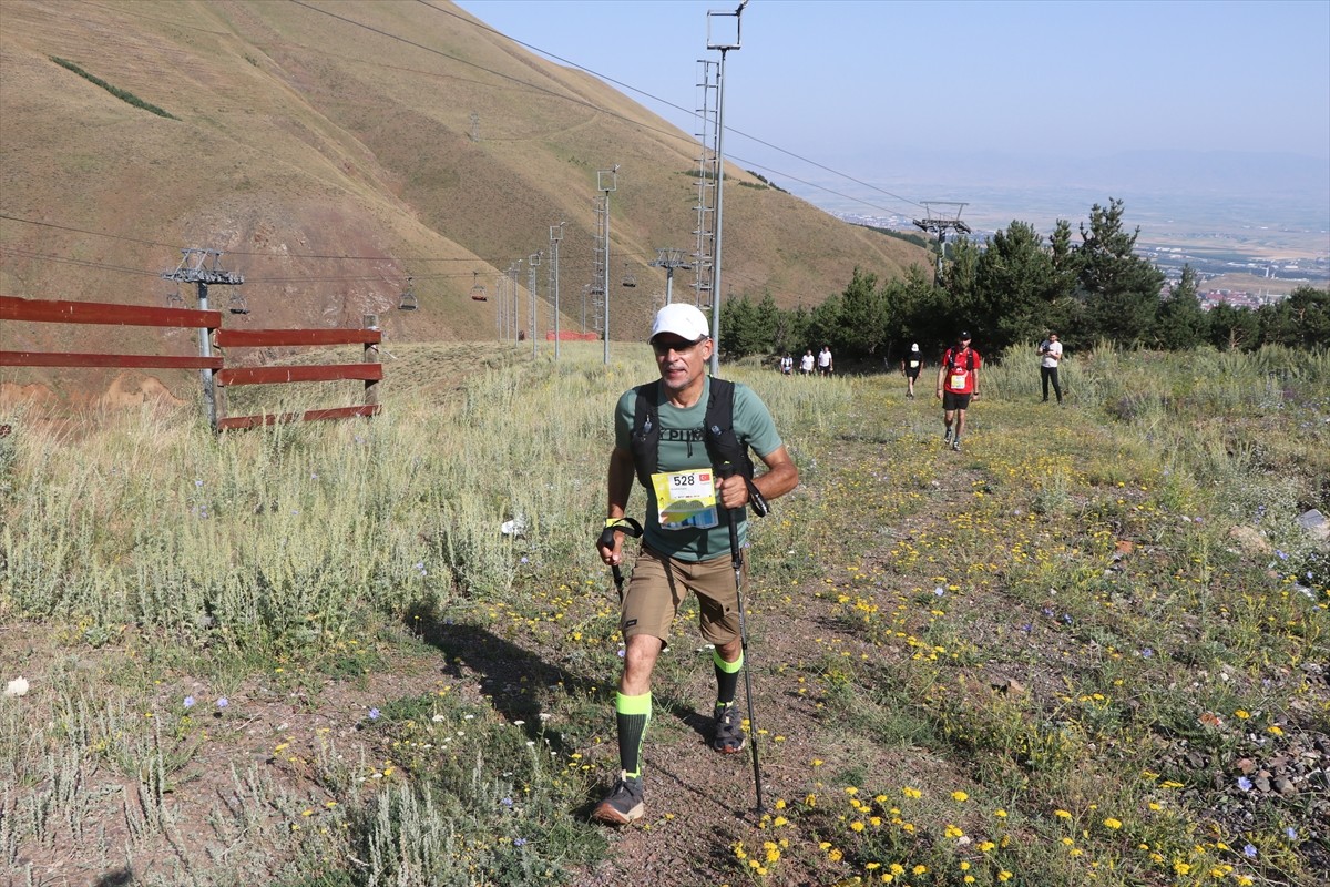 Erzurum'un Palandöken Dağı'nda 4 ülkeden sporcuların katılımıyla düzenlenen "Run to Stars-Yüksek...