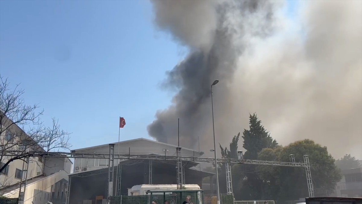 Esenyurt'ta Osmangazi Mahallesi Osmangazi Caddesi'ndeki bir tekstil fabrikasında henüz bilinmeyen...