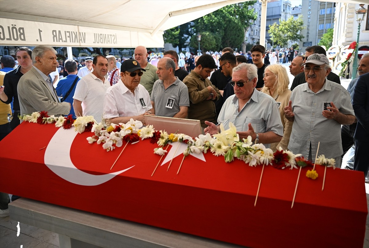 Eski CHP Genel Başkanı Altan Öymen'in cenazesi, Teşvikiye Camisi'nde kılınan cenaze namazının...