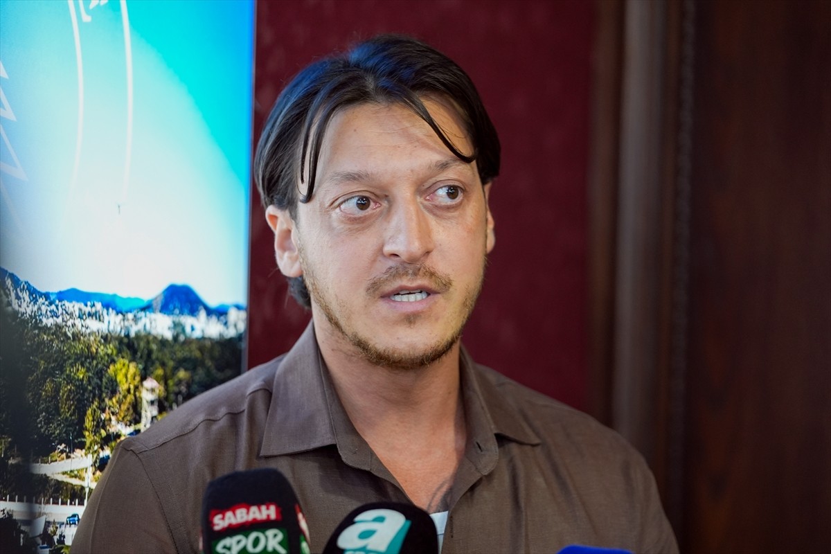 Eski futbolcu Mesut Özil, Ümraniyespor'un DBE Holding ile gerçekleştirdiği forma sırt...